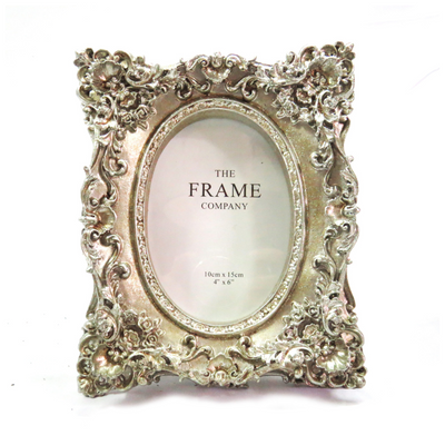 The Queenie Frame boasts an elegant antique silver finish and a classic design. With a versatile frame opening of 4" x 6" or 10cm x 15cm, it is perfect for displaying your favorite memories. Enhance your space with a touch of sophistication-unique interiors