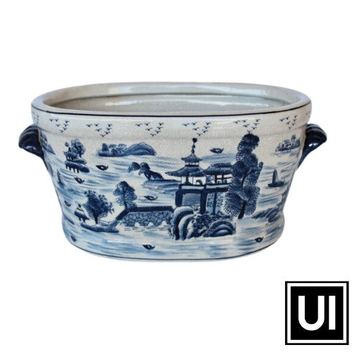 This blue willow pattern footbath is crafted from ceramic for a beautiful and classic decor look. Measuring 20x43x27cm, it&