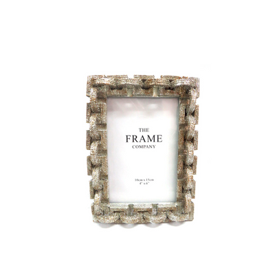 This Chain Couture frame is perfect for 4"x6" photos. Its opening size is 10cm x 15cm, while the actual size is 17.5cmh x 13cmw. Plus, it's sold by Unique Interior, so you know you're getting a high-quality product. Add a unique touch to your home with this Chain Couture Frame.