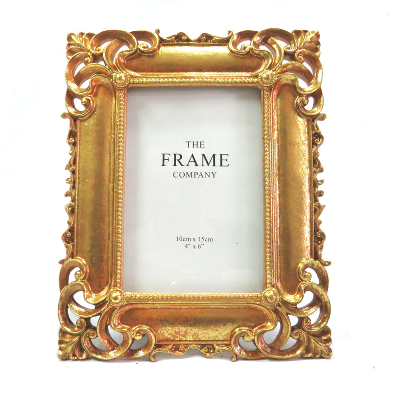 Transform your memories into treasured artwork with our 4"x6" Portfolio Frame. Made with an antique, gold-colored frame and unique corner details, this frame adds a touch of sophistication to any space. The perfect way to showcase your 4"x6" or 10cm x 15cm photos-unique interiors