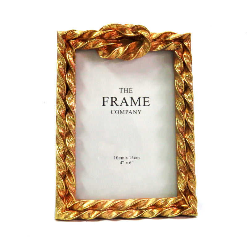 Enhance your memories with the Stagestruck Frame. Display your 4" X 6" photos in style and create a visual masterpiece. Make your photos stand out with this professional and sleek frame. Perfect for home decor or gifting to friends and family-unique interiors