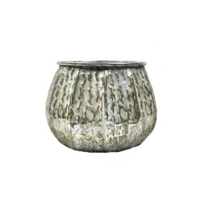 Designed for experts and enthusiasts alike, the Southbank Vase is a stunning addition to any home. With a 27,5cm diameter and 19.5cm height, this antique silver metal vase boasts a unique and textured design perfect for displaying your plants or flowers. Enjoy its lovely finish and add a touch of elegance to any room.UNIQUE INTERIORS.