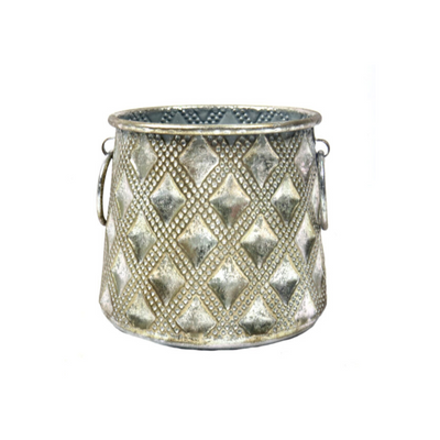 The Manalini Vase is a versatile and attractive addition to any space. Measuring 17.5cm in width and 15.5cm in height, this metal container features a desirable surface pattern and a lovely antique gold finish. It comes with a glass insert for use as a candle lantern, metal vase, or planter. Functional and stylish, it's a must-have for any décor.UNIQUE INTERIORS.