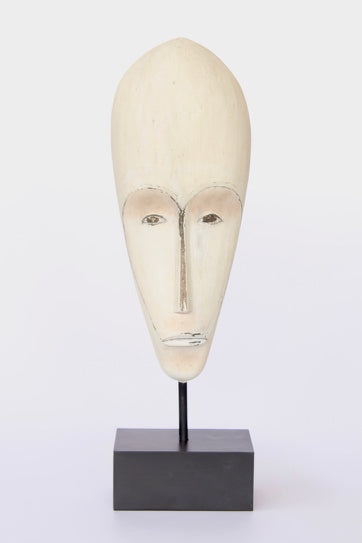 LARGE CREAM RESIN MASK ON STAND 81X24X15CM