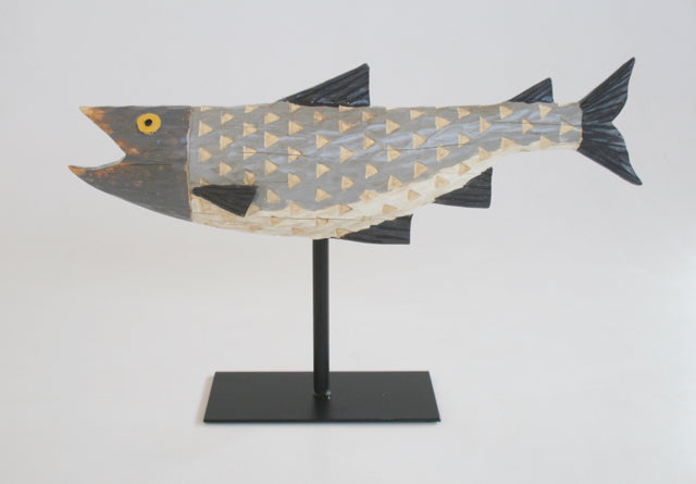 LARGE GREY FISH ON STAND 31X47CM