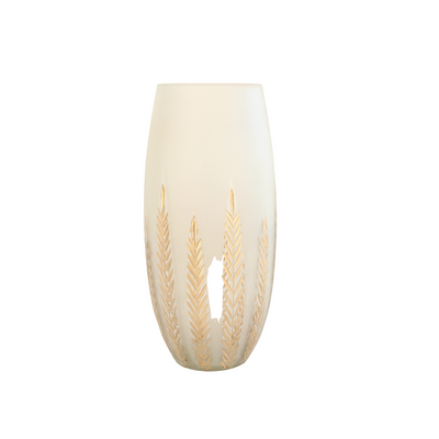 This glass vase is adorned with a frosted gold leaf finish. Its dimensions are 25.5 x 11 cm, making it ideal for any location. You can expect your order to be delivered in 5-7 days.