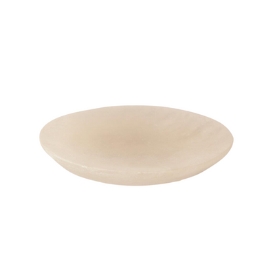 This Oval Alabaster Soap Dish is the perfect addition to your bathroom. It is made of hand carved oval alabaster and measures 15x10.5cm, offering a unique addition to your interiors. Suitable for both classic and modern decors.