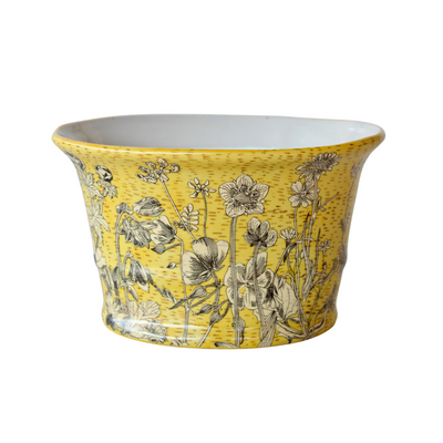 Small oval yellow daisy planter is ideal for the home. Yellow daisies are emblematic of friendship, cheer, and warmth. This planter is an ideal gift for someone special, as it embodies compassionate and gentle energies. Its cousin, the sunflower, is equally iconic for conveying well-wishes.  Delivery 5 - 7 working days