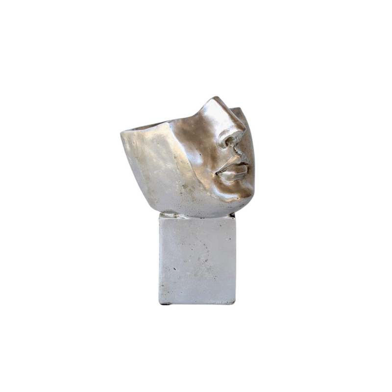 Silver planter on base   This is the perfect item for that empty spot in your home.   Size: 18X14CM  This planter is crafted out of high-quality metal and features a modern yet timeless design. It&