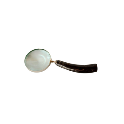 Search no more than this magnifying glass for a luxurious choice. This makes an ideal present for any residence. Dimensions: 27X10cm. Delivery   7 - 10 working days