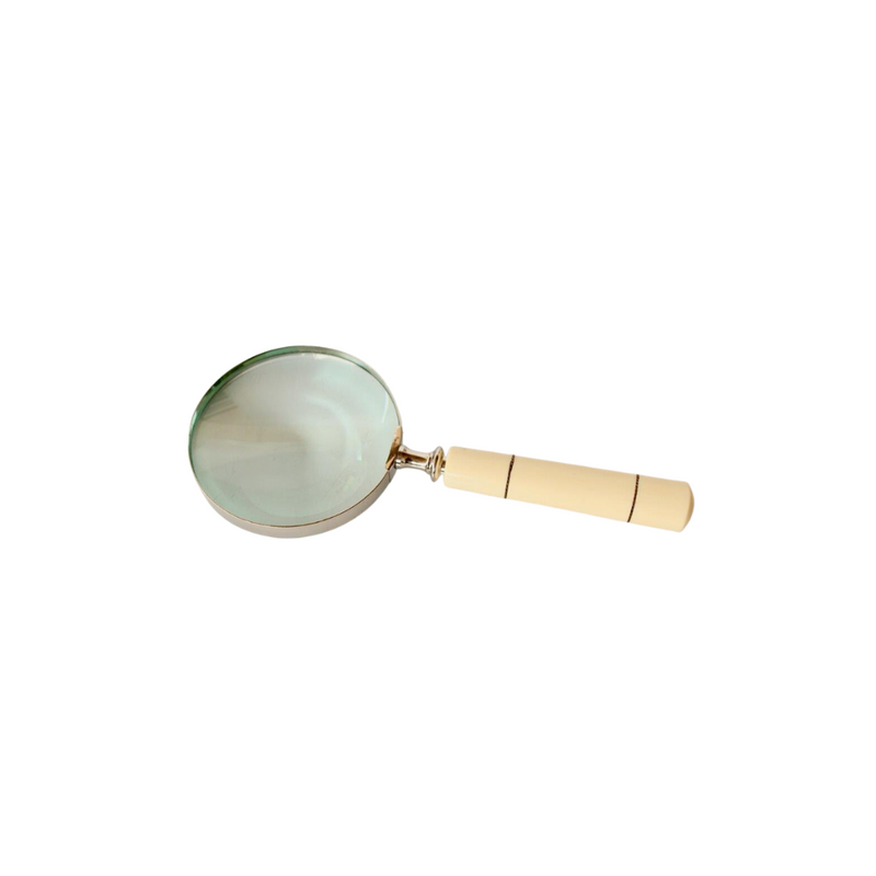 This magnifying glass offers the finer details that can be appreciated in one&