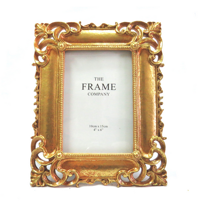 Transform your memories into treasured artwork with our 4"x6" Portfolio Frame. Made with an antique, gold-colored frame and unique corner details, this frame adds a touch of sophistication to any space. The perfect way to showcase your 4"x6" or 10cm x 15cm photos-unique interiors