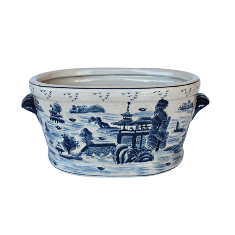 This blue willow pattern footbath is crafted from ceramic for a beautiful and classic decor look. Measuring 20x43x27cm, it&
