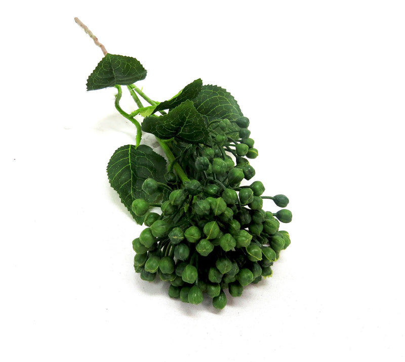Berry green is the perfect choice for adding a touch of nature to your living space. This bundle of artificial green berries offers a realistic look without the hassle of upkeep. Crafted using high-quality materials, this artificial plant provides a vibrant splash of natural color.