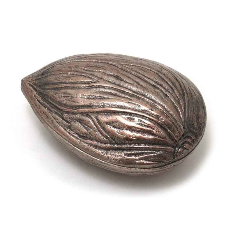 Suggestion  Beautifully crafted from copper, this almond box is a unique addition to any home. It features a 17cm length, making it perfect for displaying ornaments, trinkets, or other decorative items. Its unique interior design adds character and charm to any room.