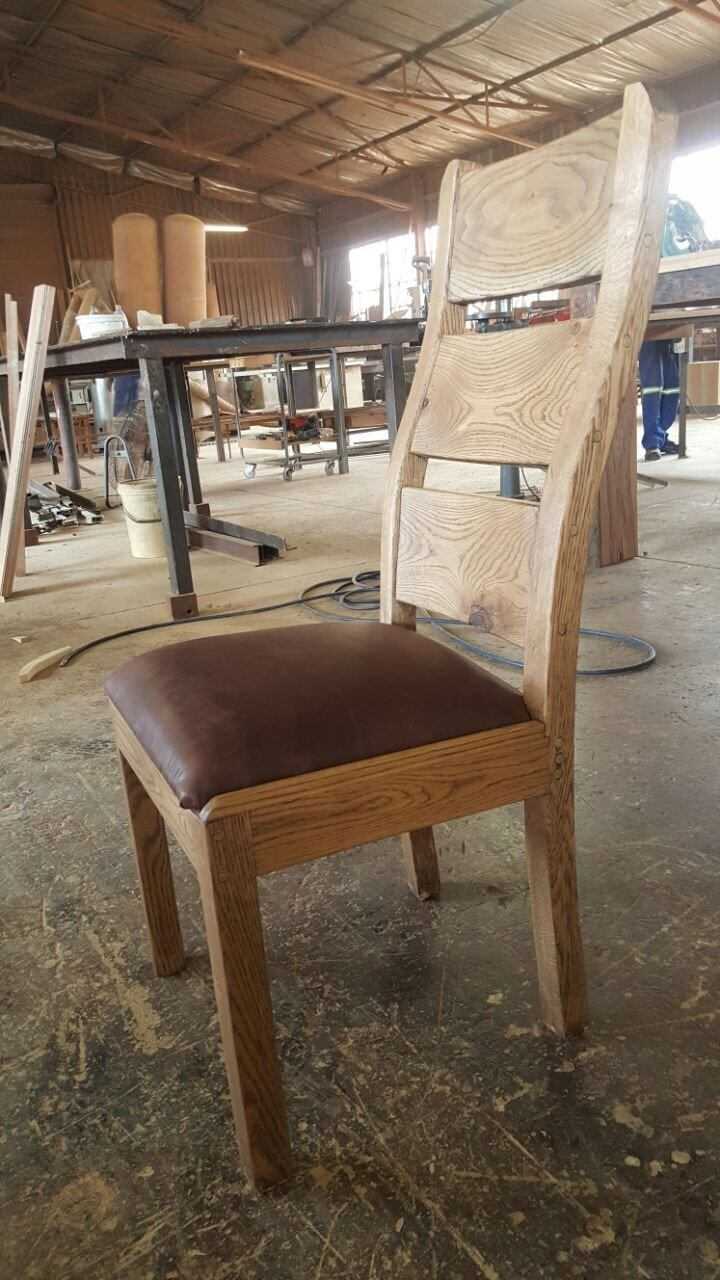 Oak Design Comfort Chair with Leather